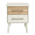 "Moderne nachttafel met houtlook en metalen handgrepen"