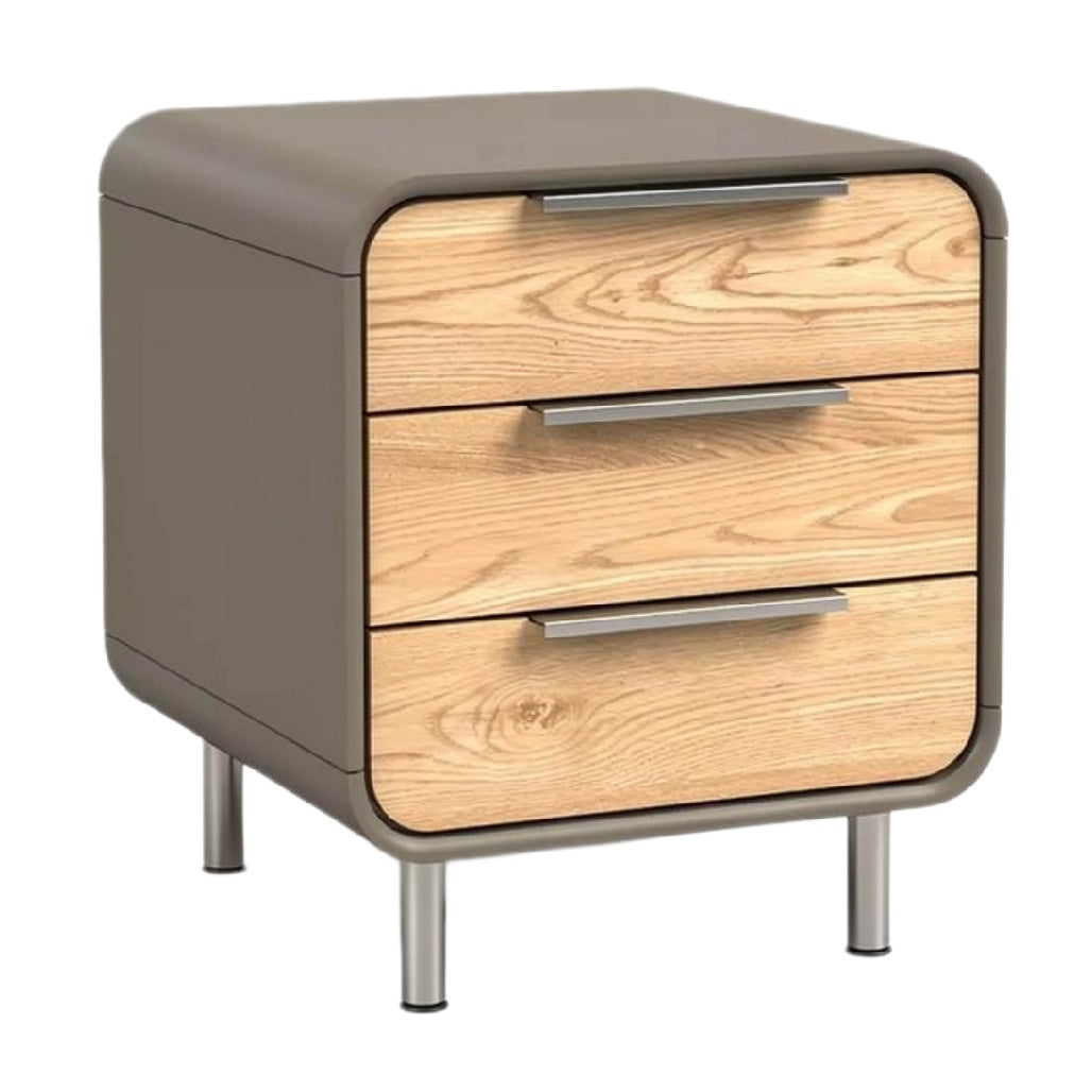 "Moderne Nachttafel met Drie Lades en Houten Afwerking"